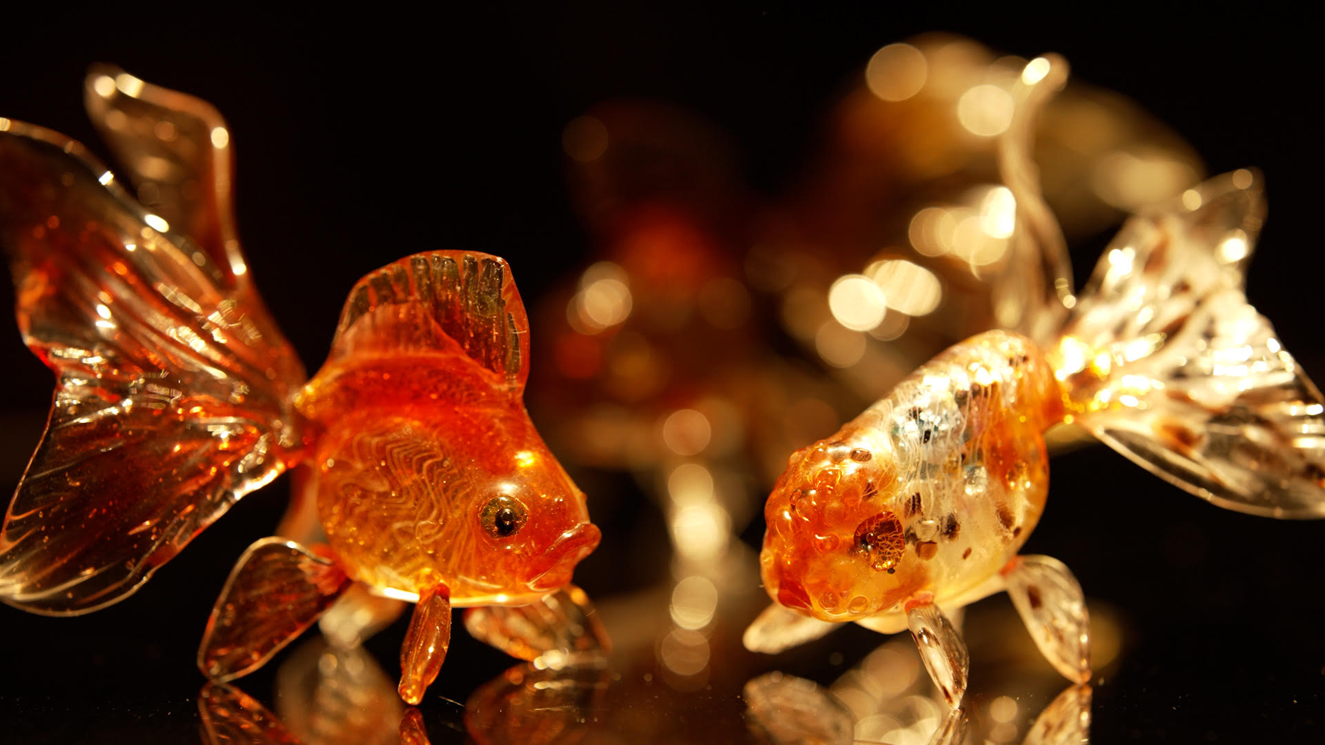 今にも泳ぎ出しそうなガラスの金魚 命を宿す京都・深泥池の工芸作家